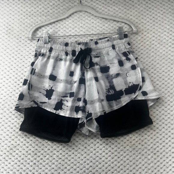 Lululemon Running Shorts Hot to Street Athletic Layered Black White Drawstring 6 - Picture 1 of 10